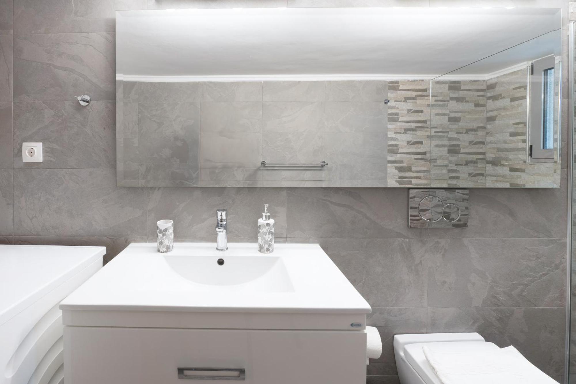 Apartament Charming & Authentic Gem - Walk To Port & Shops! Patras Zewnętrze zdjęcie