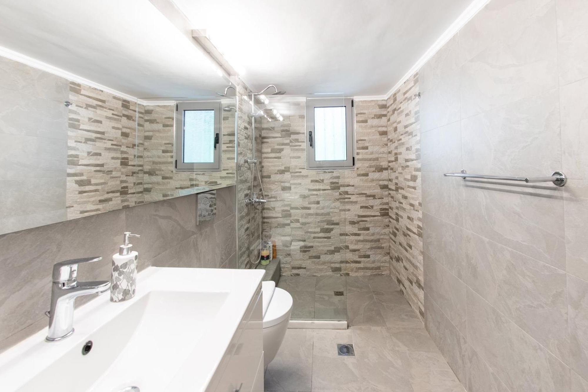 Apartament Charming & Authentic Gem - Walk To Port & Shops! Patras Zewnętrze zdjęcie